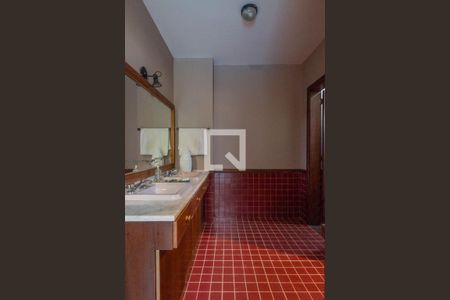 Casa de condomínio para alugar com 1400m², 8 quartos e 4 vagas Casa de condomínio para alugar com 1400m², 8 quartos e 4 vagasBanheiro externo