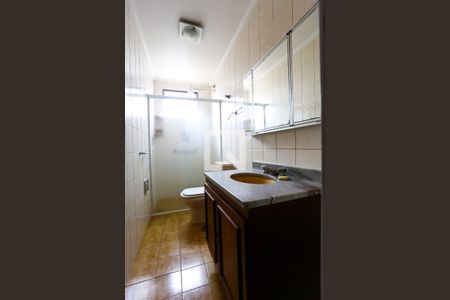 Banheiro de apartamento à venda com 2 quartos, 56m² em Parque Santos Dumont, Taboão da Serra