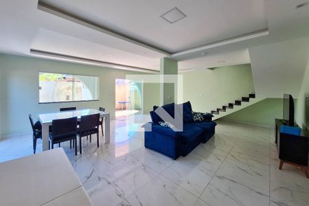 Sala de casa à venda com 4 quartos, 350m² em Itaipu, Niterói