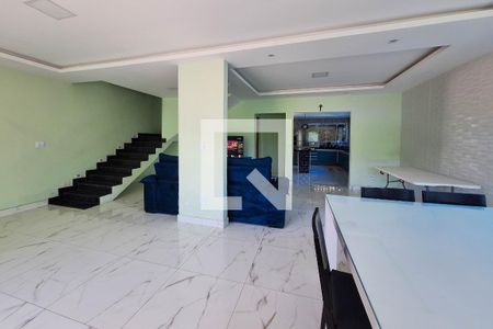 Sala de casa à venda com 4 quartos, 350m² em Itaipu, Niterói