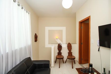 Sala de casa de condomínio para alugar com 2 quartos, 84m² em Cachoeirinha, Belo Horizonte