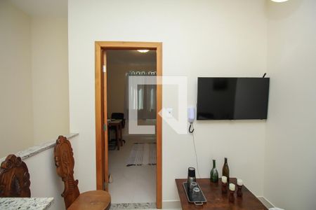 Sala de casa de condomínio para alugar com 2 quartos, 84m² em Cachoeirinha, Belo Horizonte