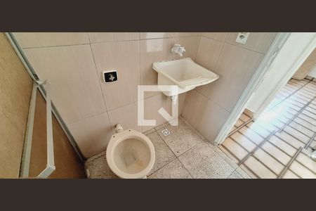 Banheiro social de apartamento para alugar com 1 quarto, 46m² em Guilhermina, Praia Grande