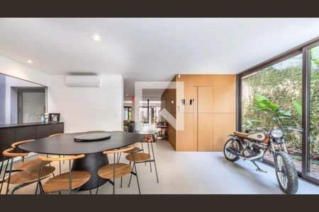 Casa à venda com 4 quartos, 420m² em Vila Nova Conceição, São Paulo