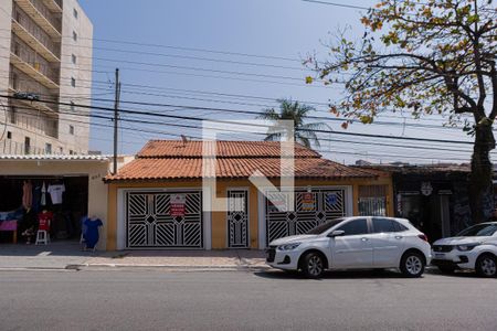 Casa à venda com 160m², 3 quartos e 2 vagas Casa à venda com 160m², 3 quartos e 2 vagasFachada