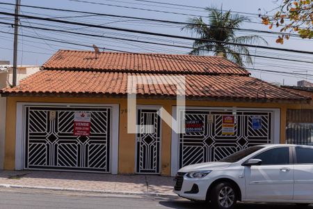 Casa à venda com 160m², 3 quartos e 2 vagas Casa à venda com 160m², 3 quartos e 2 vagasFachada