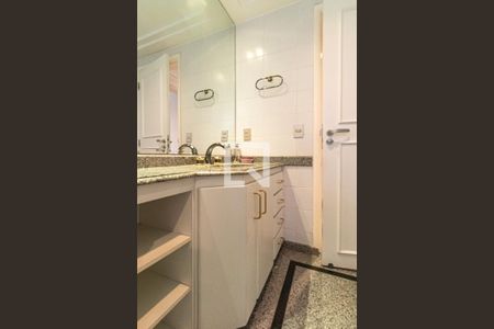 Apartamento para alugar com 220m², 3 quartos e 4 vagas Apartamento para alugar com 220m², 3 quartos e 4 vagasBanheiro do Quarto 2