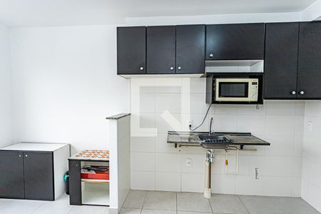 Sala, cozinha e área de serviço de apartamento para alugar com 2 quartos, 32m² em Jaraguá, São Paulo