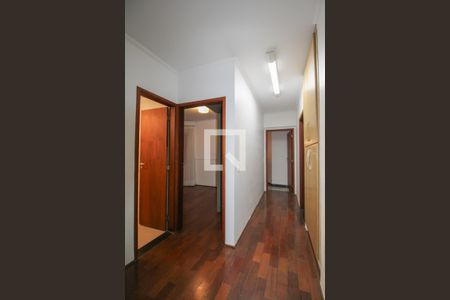 Corredor de apartamento para alugar com 3 quartos, 153m² em Centro, Campinas