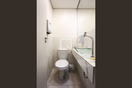 Banheiro de kitnet/studio para alugar com 1 quarto, 28m² em Vila Morse, São Paulo