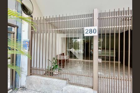 Apartamento para alugar com 144m², 4 quartos e 1 vaga Apartamento para alugar com 144m², 4 quartos e 1 vagaFachada com cartaz QA