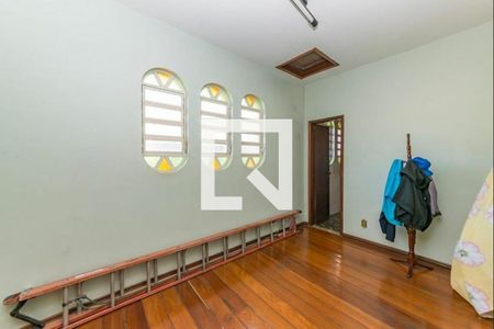 Casa à venda com 5 quartos, 384m² em Barreiro, Belo Horizonte