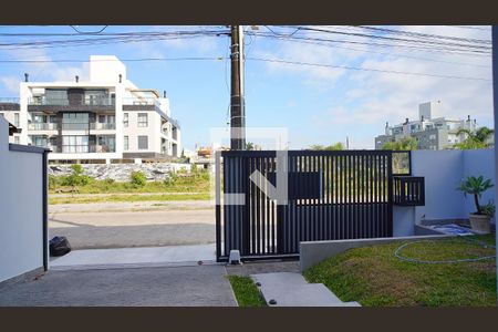 Vista Sala de casa para alugar com 3 quartos, 225m² em Campeche, Florianópolis