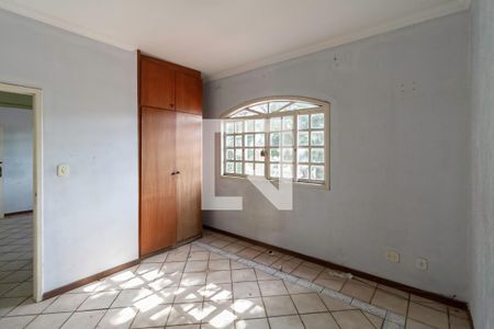 Quarto 1 de casa para alugar com 5 quartos, 200m² em Heliópolis, Belo Horizonte