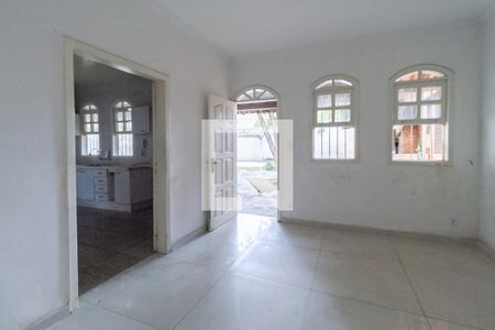 Sala de casa para alugar com 5 quartos, 200m² em Heliópolis, Belo Horizonte