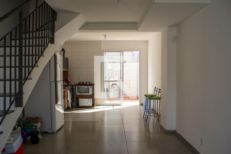 Sala de casa de condomínio para alugar com 2 quartos, 81m² em Campo Novo, Porto Alegre