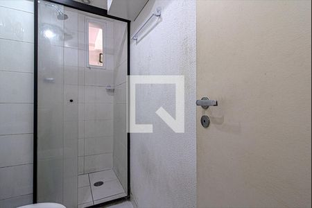 Banheiro social  de apartamento para alugar com 3 quartos, 60m² em Taboão, São Paulo