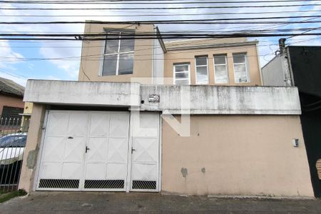Casa à venda com 180m², 5 quartos e 1 vaga Casa à venda com 180m², 5 quartos e 1 vagaFachada