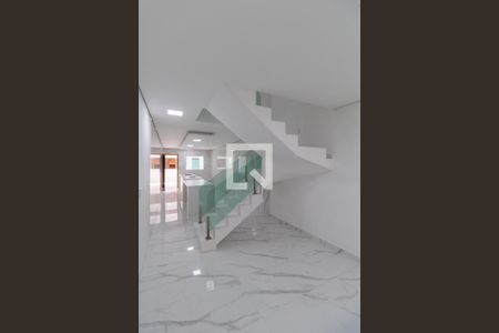 Sala Escada de casa à venda com 4 quartos, 150m² em Vila Nhocune, São Paulo