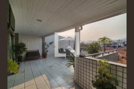 Apartamento à venda com 250m², 3 quartos e 2 vagas Apartamento à venda com 250m², 3 quartos e 2 vagasVaranda