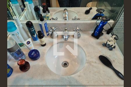 Apartamento à venda com 250m², 3 quartos e 2 vagas Apartamento à venda com 250m², 3 quartos e 2 vagasBanheiro da Suíte 2