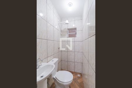 Banheiro de kitnet/studio para alugar com 1 quarto, 17m² em Vila Caldas, Carapicuíba