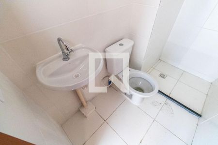 Banheiro de apartamento para alugar com 2 quartos, 48m² em Guaratiba, Rio de Janeiro