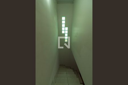 Escada para o quarto de casa para alugar com 1 quarto, 70m² em Jardim São Marcos, Embu das Artes