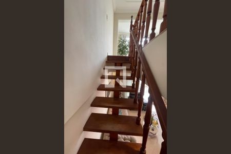 Casa para alugar com 150m², 3 quartos e 3 vagas Casa para alugar com 150m², 3 quartos e 3 vagasEscadas