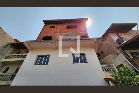 Casa à venda com 250m², 4 quartos e 2 vagas Casa à venda com 250m², 4 quartos e 2 vagasFachada