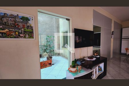 Casa à venda com 250m², 4 quartos e 2 vagas Casa à venda com 250m², 4 quartos e 2 vagasSala