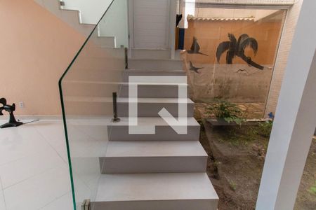 Escada de casa à venda com 7 quartos, 600m² em Piratininga, Niterói