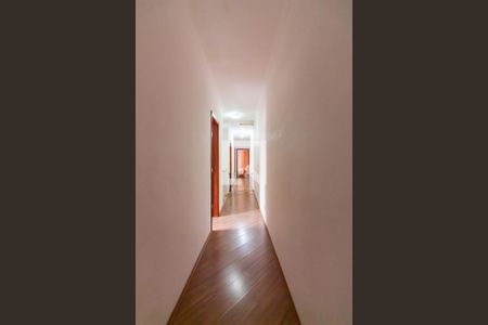 Casa à venda com 240m², 4 quartos e 4 vagas Casa à venda com 240m², 4 quartos e 4 vagasCorredor