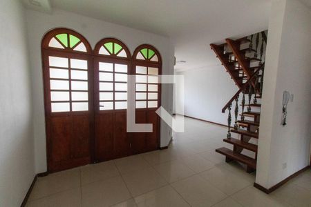 Sala de casa de condomínio para alugar com 3 quartos, 180m² em Camboinhas, Niterói