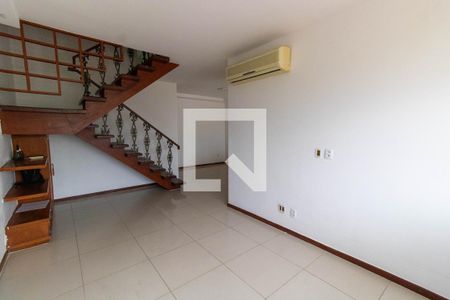 Sala de casa de condomínio para alugar com 3 quartos, 180m² em Camboinhas, Niterói