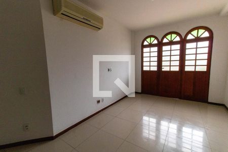 Sala de casa de condomínio para alugar com 3 quartos, 180m² em Camboinhas, Niterói