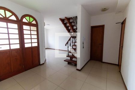 Sala de casa de condomínio à venda com 3 quartos, 180m² em Camboinhas, Niterói