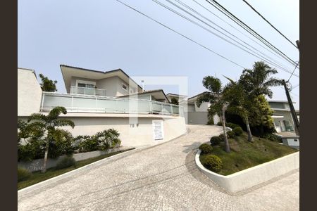 Casa de condomínio à venda com 452m², 3 quartos e 4 vagas Casa de condomínio à venda com 452m², 3 quartos e 4 vagasFachada