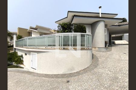 Casa de condomínio à venda com 452m², 3 quartos e 4 vagas Casa de condomínio à venda com 452m², 3 quartos e 4 vagasFachada