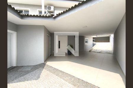 Casa de condomínio à venda com 452m², 3 quartos e 4 vagas Casa de condomínio à venda com 452m², 3 quartos e 4 vagasÁrea comum