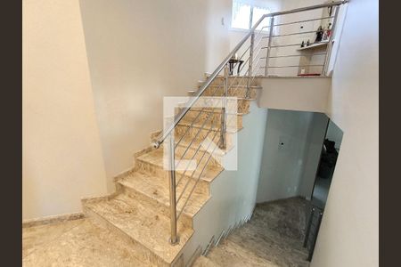 Casa de condomínio à venda com 452m², 3 quartos e 4 vagas Casa de condomínio à venda com 452m², 3 quartos e 4 vagasEscada