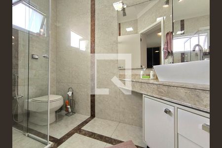 Casa de condomínio à venda com 452m², 3 quartos e 4 vagas Casa de condomínio à venda com 452m², 3 quartos e 4 vagasSuíte