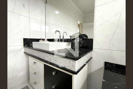 Casa de condomínio à venda com 452m², 3 quartos e 4 vagas Casa de condomínio à venda com 452m², 3 quartos e 4 vagasBanheiro