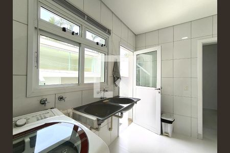 Casa de condomínio à venda com 452m², 3 quartos e 4 vagas Casa de condomínio à venda com 452m², 3 quartos e 4 vagasÁrea de Serviço