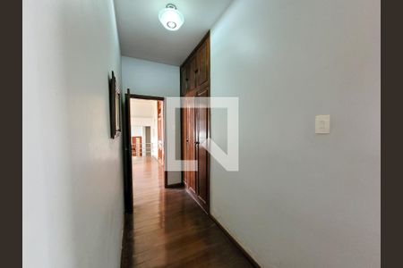 Corredor de casa à venda com 3 quartos, 256m² em Santo Antônio, Belo Horizonte