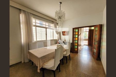 Sala de casa à venda com 3 quartos, 256m² em Santo Antônio, Belo Horizonte