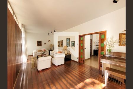 Sala de casa à venda com 3 quartos, 256m² em Santo Antônio, Belo Horizonte