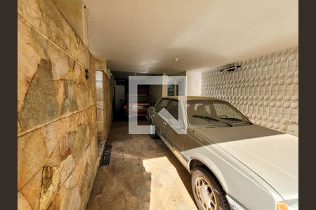 Garagem de casa à venda com 3 quartos, 256m² em Santo Antônio, Belo Horizonte