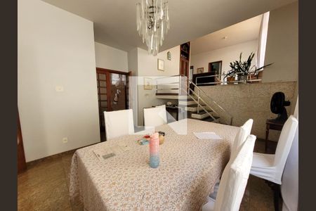 Sala de casa à venda com 3 quartos, 256m² em Santo Antônio, Belo Horizonte