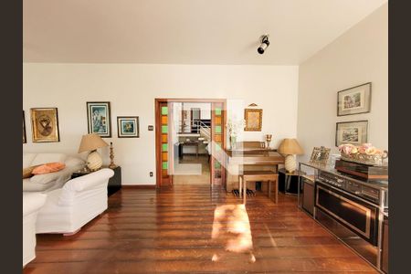 Sala de casa à venda com 3 quartos, 256m² em Santo Antônio, Belo Horizonte